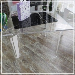 Tavolino quadrato in plexiglass trasparente